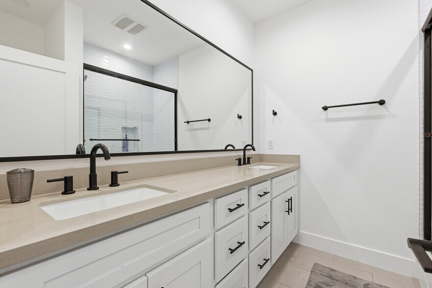 More Photos Of 13822 Oxnard St, Van Nuys Apartments For Sale