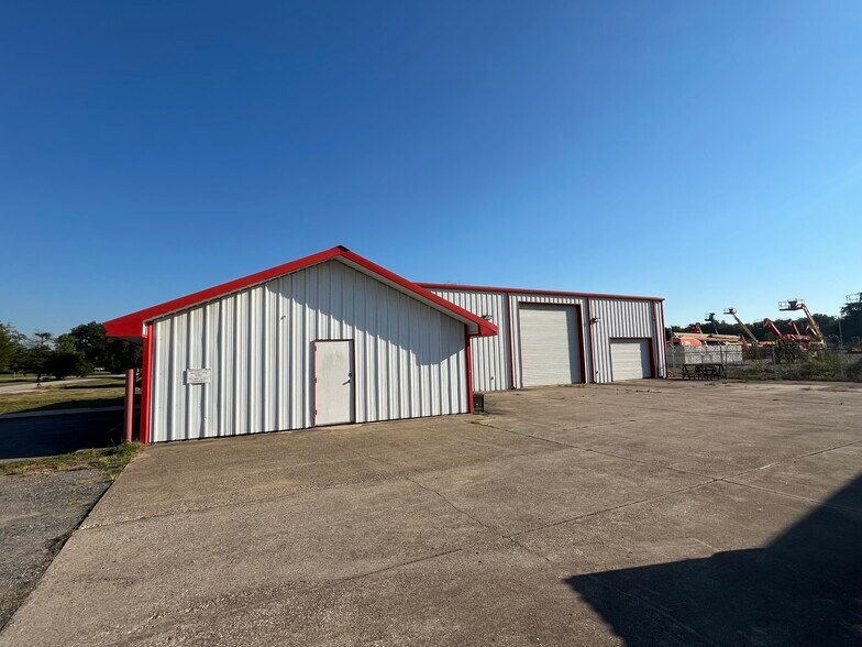 More Photos Of 1539 East Ln, Beaumont Warehouse For Sale
