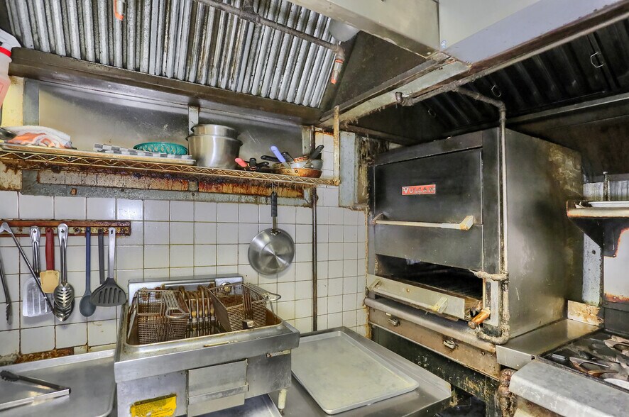 More Photos Of 463 Maplewood Ave, Ambridge Restaurant For Sale