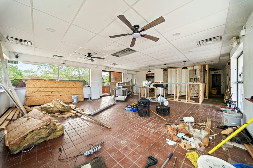 More Photos Of 1900 Tamarack Cir S, Columbus Fast Food For Lease