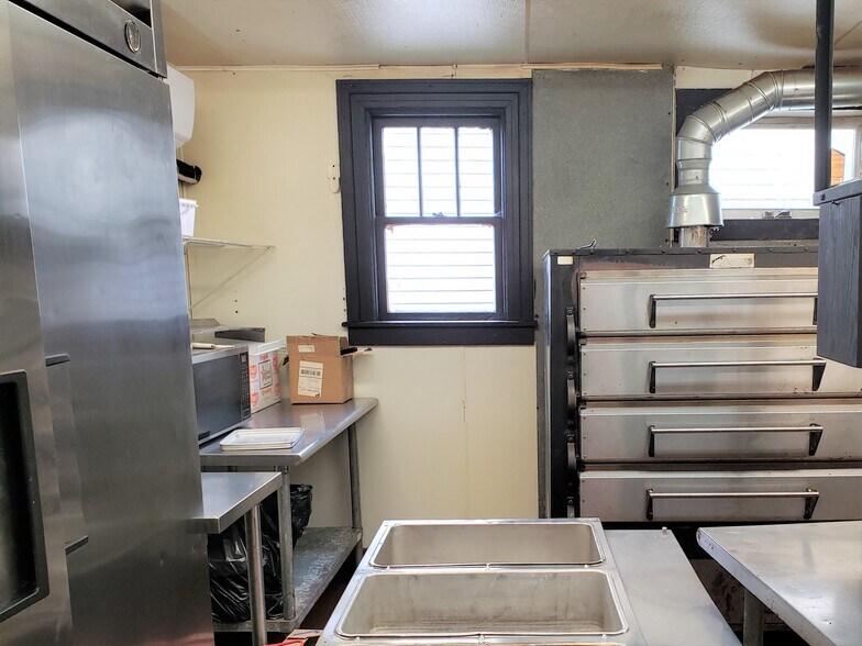 More Photos Of 127 Elm St, Hatfield Restaurant For Lease