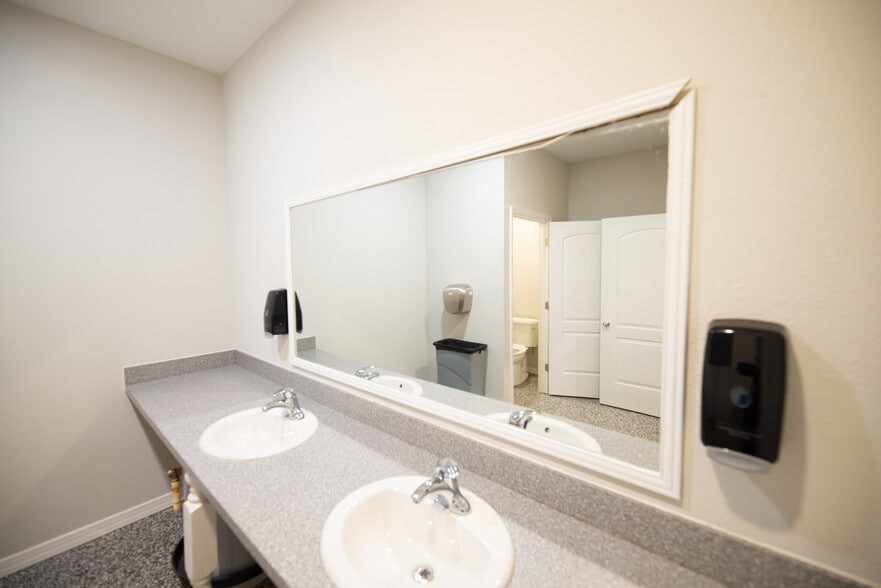 More Photos Of 9937 Race Track Rd, Tampa Manufacturing For Lease