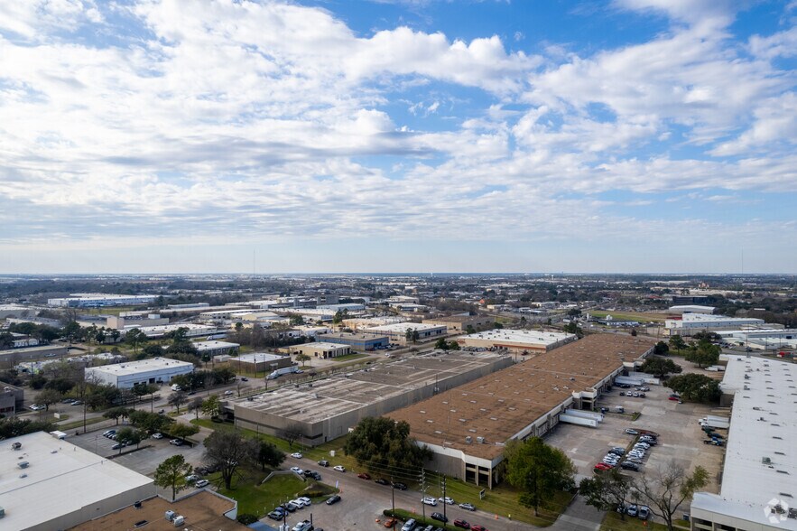 More Photos Of 9200-9230 Baythorne Dr, Houston Unknown For Lease