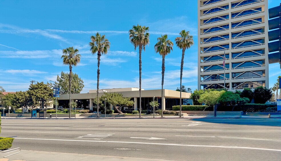 More Photos Of 15255 Ventura Blvd, Sherman Oaks Storefront Retail Office For Lease