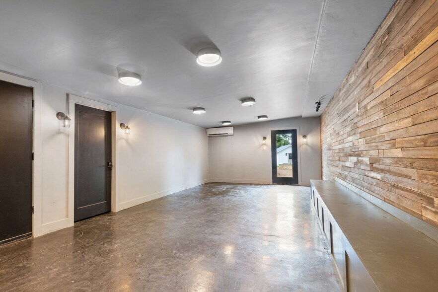 More Photos Of 409 E Main St, Fredericksburg Storefront Retail Office For Lease