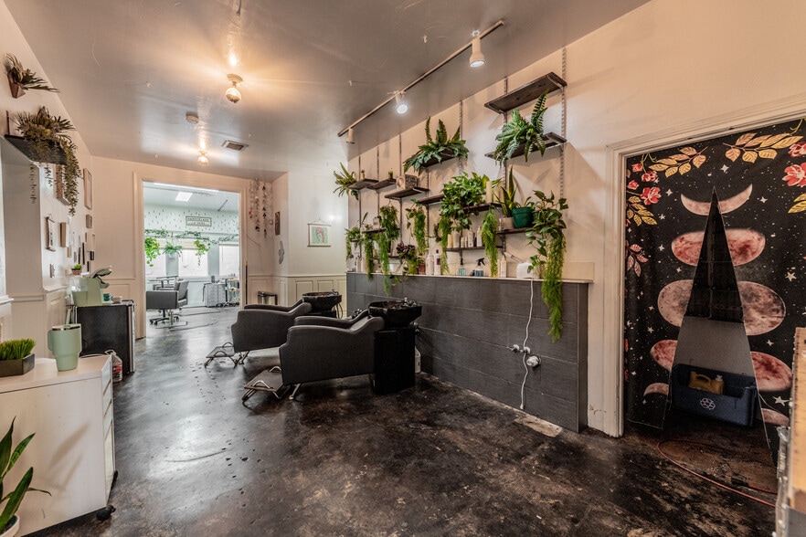 More Photos Of 250 W Olmos Dr, San Antonio Storefront Retail Office For Lease