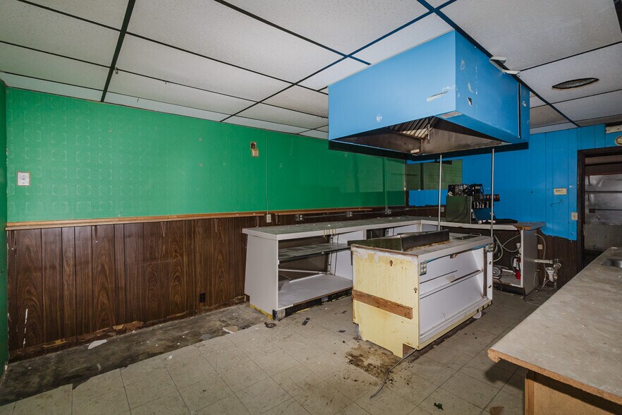 More Photos Of 1015 S Meridian Ave, Wichita Auto Repair For Sale