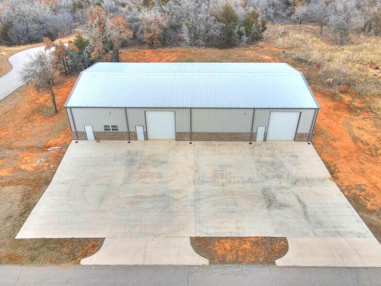 More Photos Of 1736 Red Oak Lane, Guthrie Warehouse For Lease