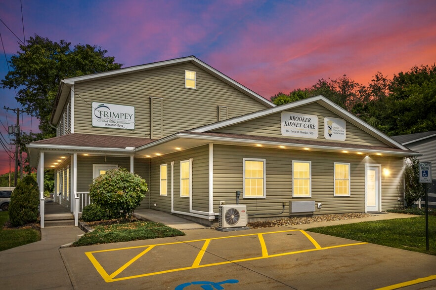 More Photos Of 218 Oak St, Grove City Office For Lease