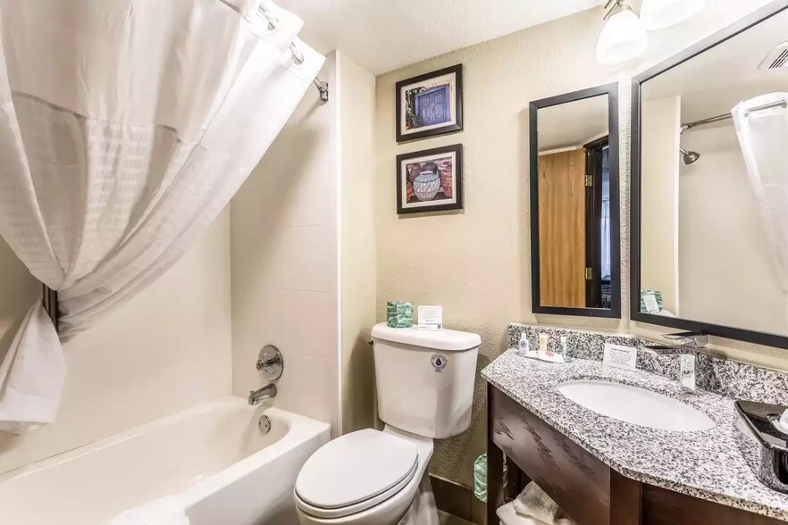 More Photos Of 411 McKnight Ave NW, Albuquerque Hotel For Sale