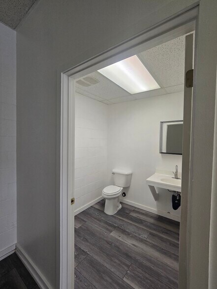 More Photos Of 713 3rd St, Blaine Office For Lease