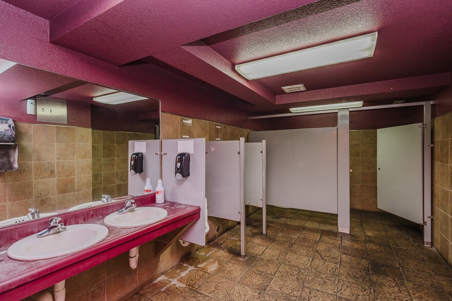 More Photos Of 830 N Kansas Ave, Topeka Bar For Sale