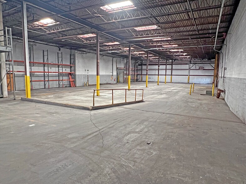 More Photos Of 823 Aaron Pky, Centralia Manufacturing For Lease