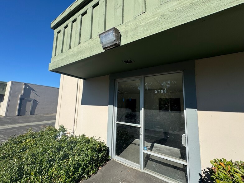 More Photos Of 5750-5778 Commerce Blvd, Rohnert Park Flex For Lease