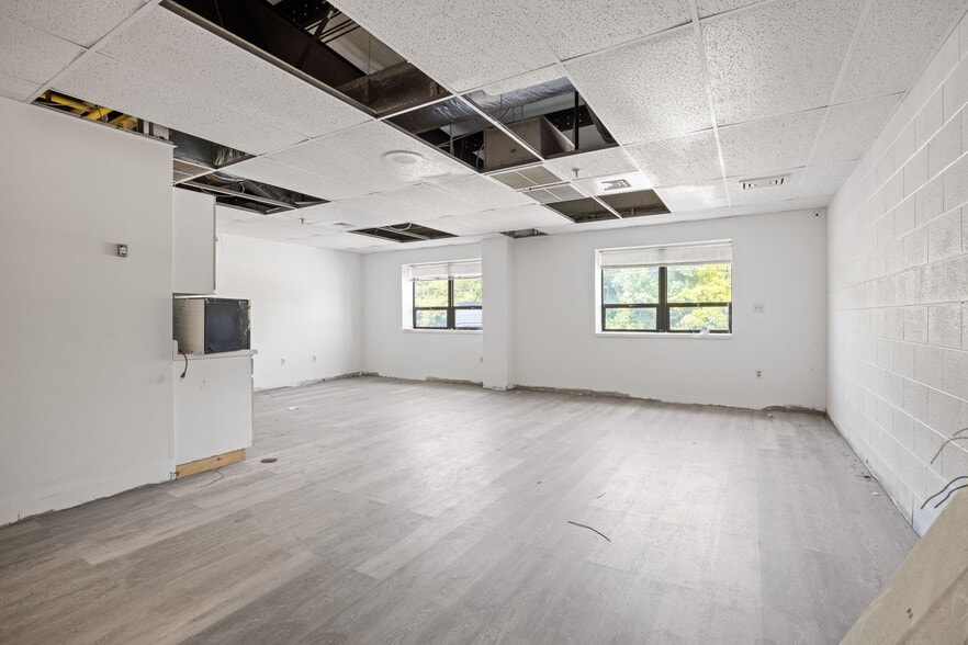 More Photos Of 2000 S Delphine Ave, Lyndhurst Warehouse For Lease