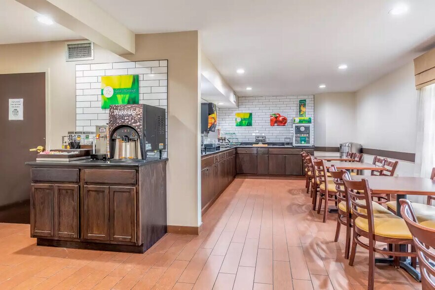 More Photos Of 2855 Old Austin Peay Hwy, Memphis Hotel For Sale