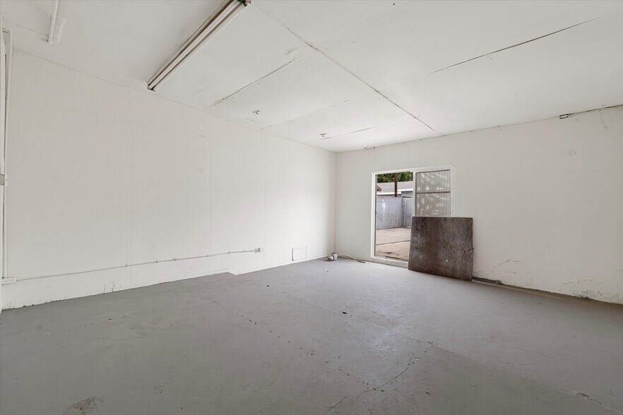 More Photos Of 10523 Long Beach Blvd, South Gate Storefront For Sale