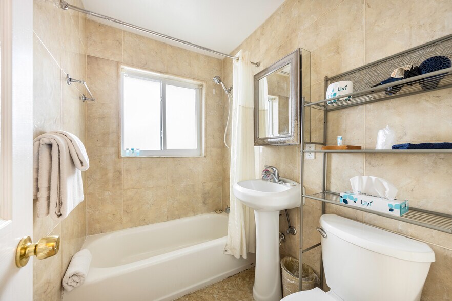 More Photos Of 2648 NE 32nd St, Fort Lauderdale Hotel For Sale