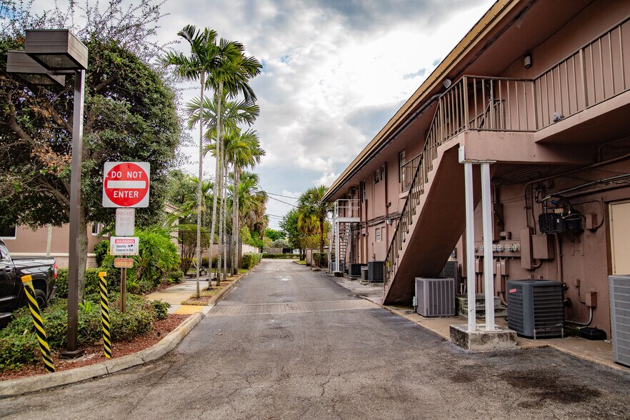 More Photos Of 1000-1042 S Military Trl, West Palm Beach, West Palm Beach General Retail For Sale