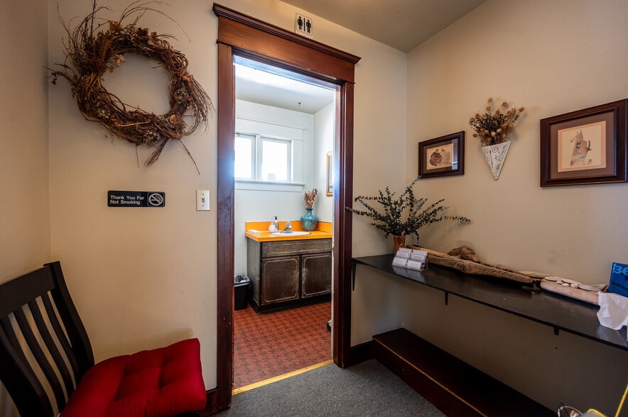 More Photos Of 1934 NE Broadway St, Portland Medical For Sale