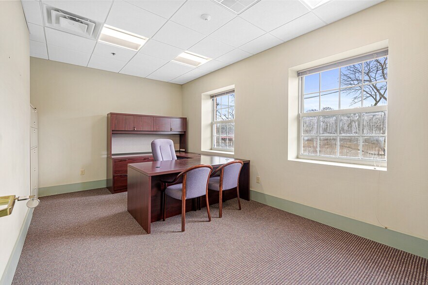 More Photos Of 319 Auburn St, Newton Medical For Lease