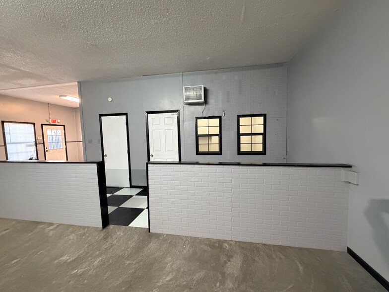 More Photos Of 730 Wainwright St, Denton Office For Lease