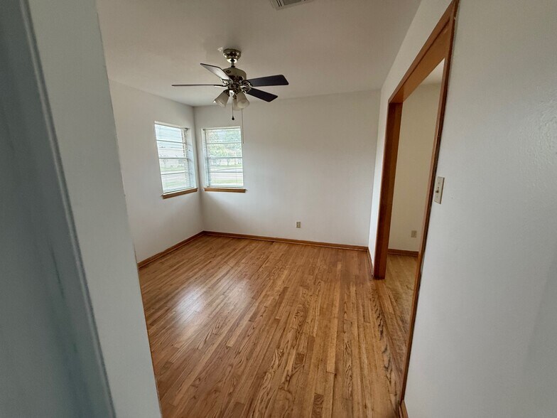 More Photos Of 1933 East Ave, Katy Office For Lease