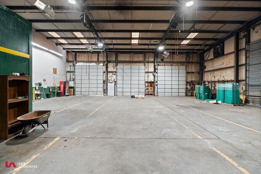 More Photos Of 774 McFarland Pky, Alpharetta Warehouse For Lease