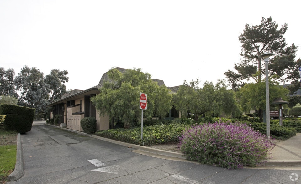 More Photos Of 26535 Carmel Rancho Blvd, Carmel Medical For Lease