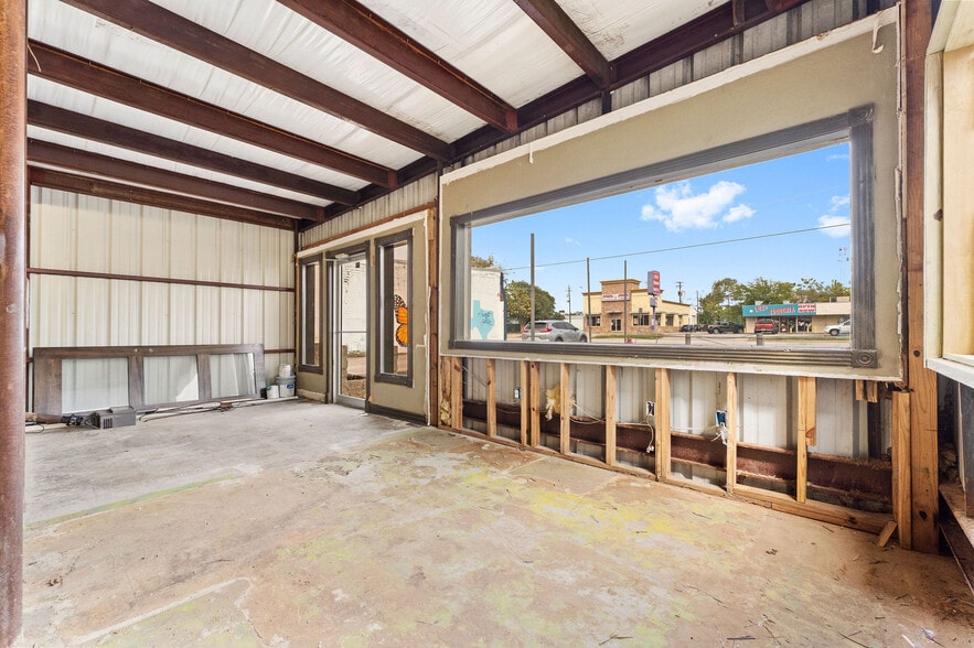 More Photos Of 107 N Danville St, Willis Showroom For Lease