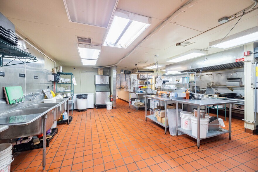 More Photos Of 7520 N Wayne Rd, Westland Restaurant For Sale