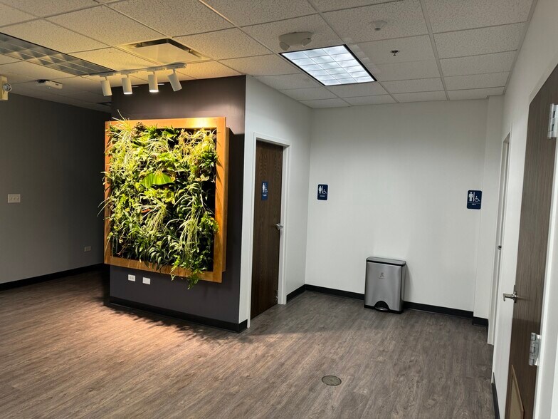 More Photos Of 2505 S Finley Rd, Lombard Office For Lease