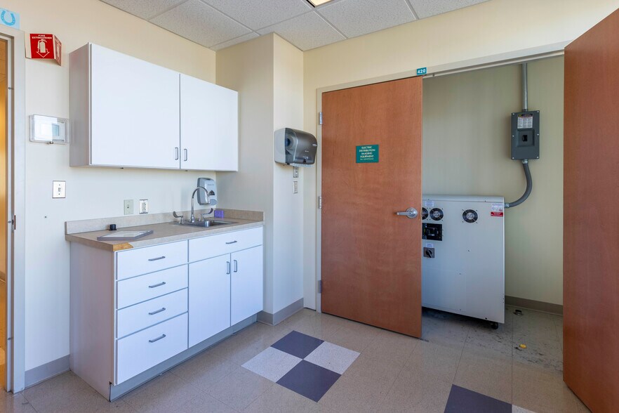 More Photos Of 191 Bedford St, Fall River Medical For Lease