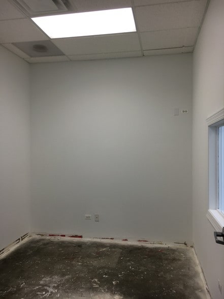 More Photos Of 1520 Lake St, Roselle Freestanding For Lease