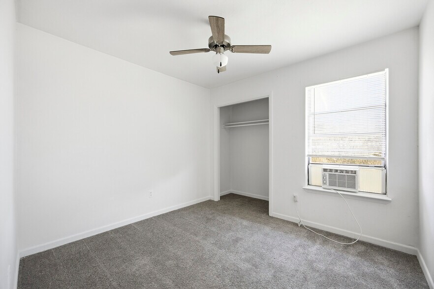 More Photos Of 1105 Westwood Ln, Giddings Apartments For Sale