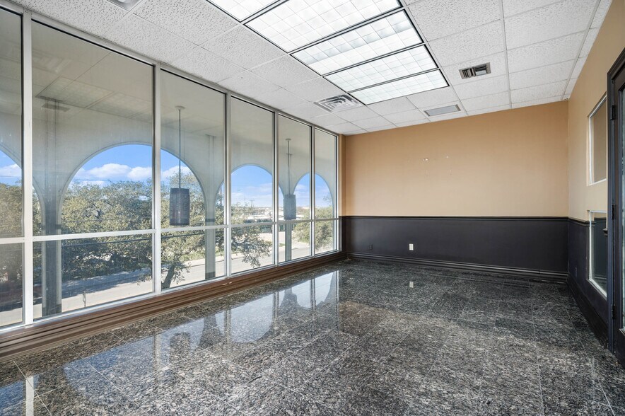 More Photos Of 8100 Broadway St, San Antonio Office For Sale