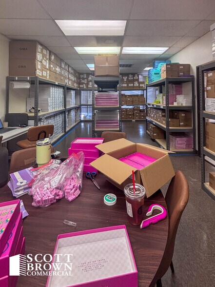 More Photos Of 13663 Jupiter Rd, Dallas Showroom For Lease