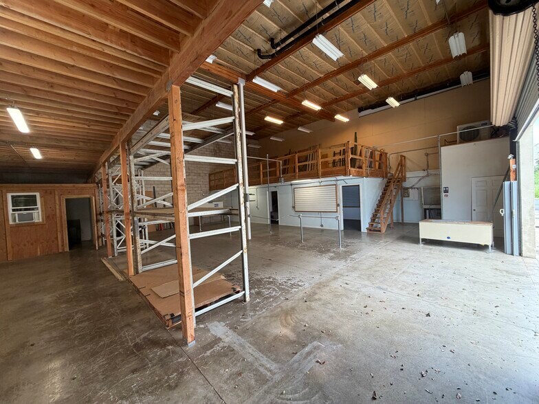More Photos Of 94-423 Akoki St, Waipahu Warehouse For Lease