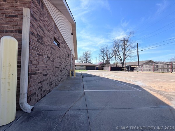 More Photos Of 1002 E Cherry St, Cushing Medical For Sale