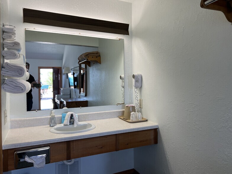 More Photos Of 821 E 7th St, Platte Hotel For Sale