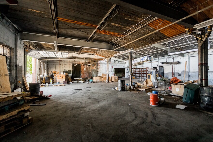 More Photos Of 1059 W Grand Blvd, Detroit Warehouse For Sale