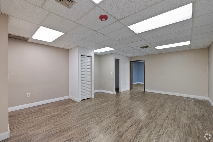 More Photos Of 540 NW 165th St, Miami Office For Sale