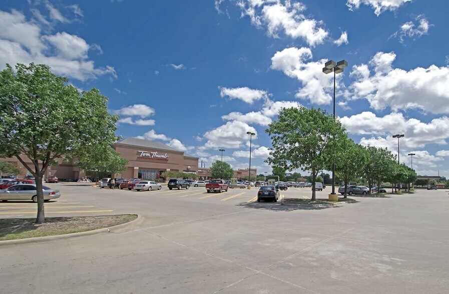 Primary Photo Of 2601-2655 Arapaho Rd, Garland Unknown For Lease