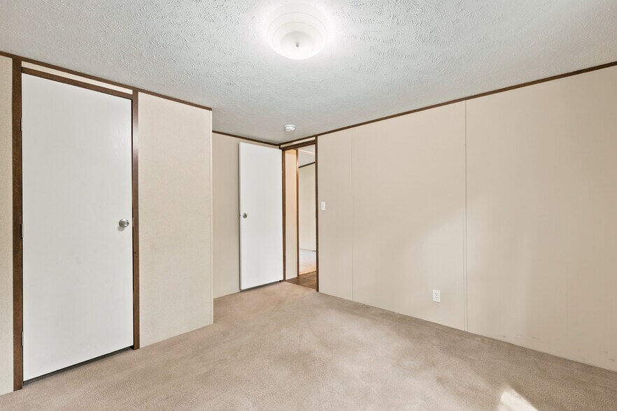 More Photos Of 7362 Washington Ave, Montgomery Flex For Sale