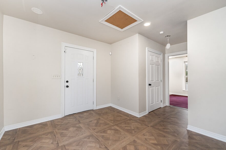 More Photos Of 9008 N Lakebrook Rd, Charlotte Light Distribution For Sale