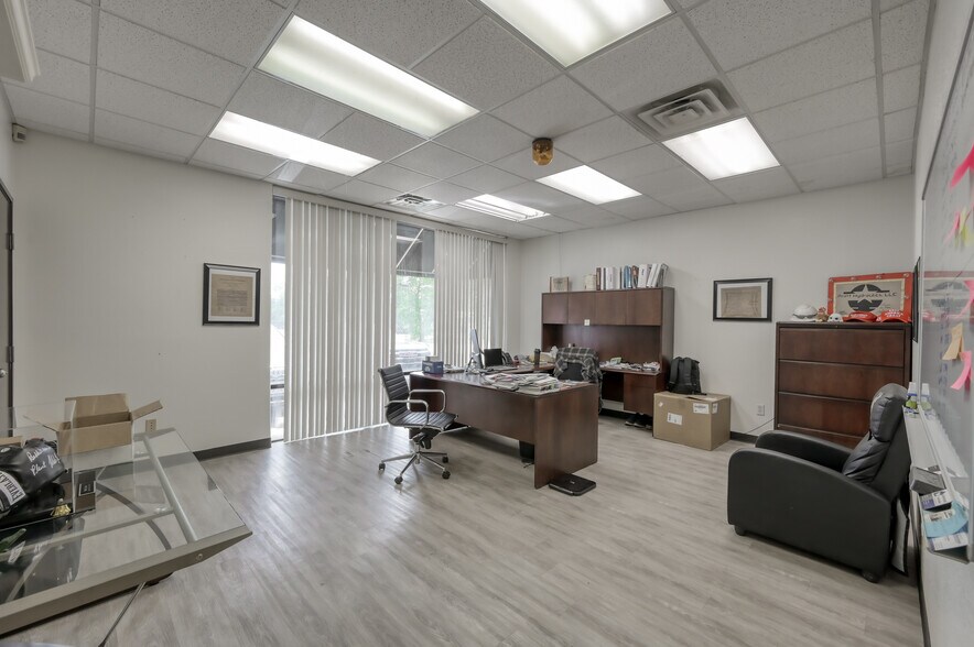 More Photos Of 508 Bryant Rd, Conroe Manufacturing For Sale