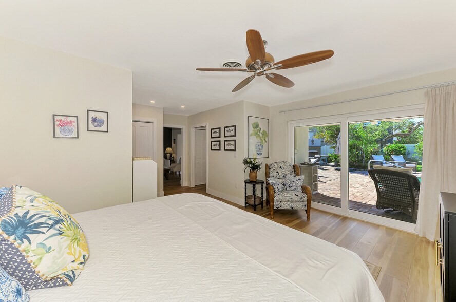 More Photos Of 400 Nokomis Ave S, Venice Specialty For Sale