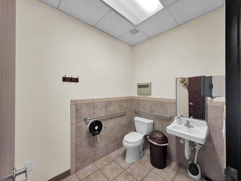 More Photos Of 6429 Fairmont Pky, Pasadena Office For Sale