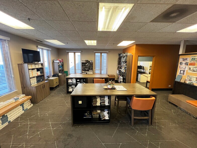 More Photos Of 1881 Commerce Dr, Elk Grove Village Office For Sale