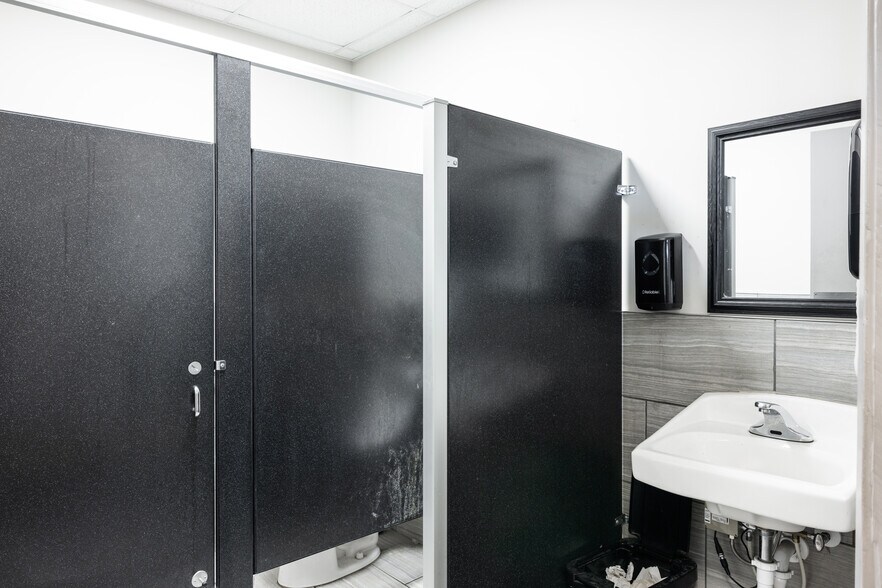 More Photos Of 6480 Best Friend Rd, Norcross Showroom For Lease